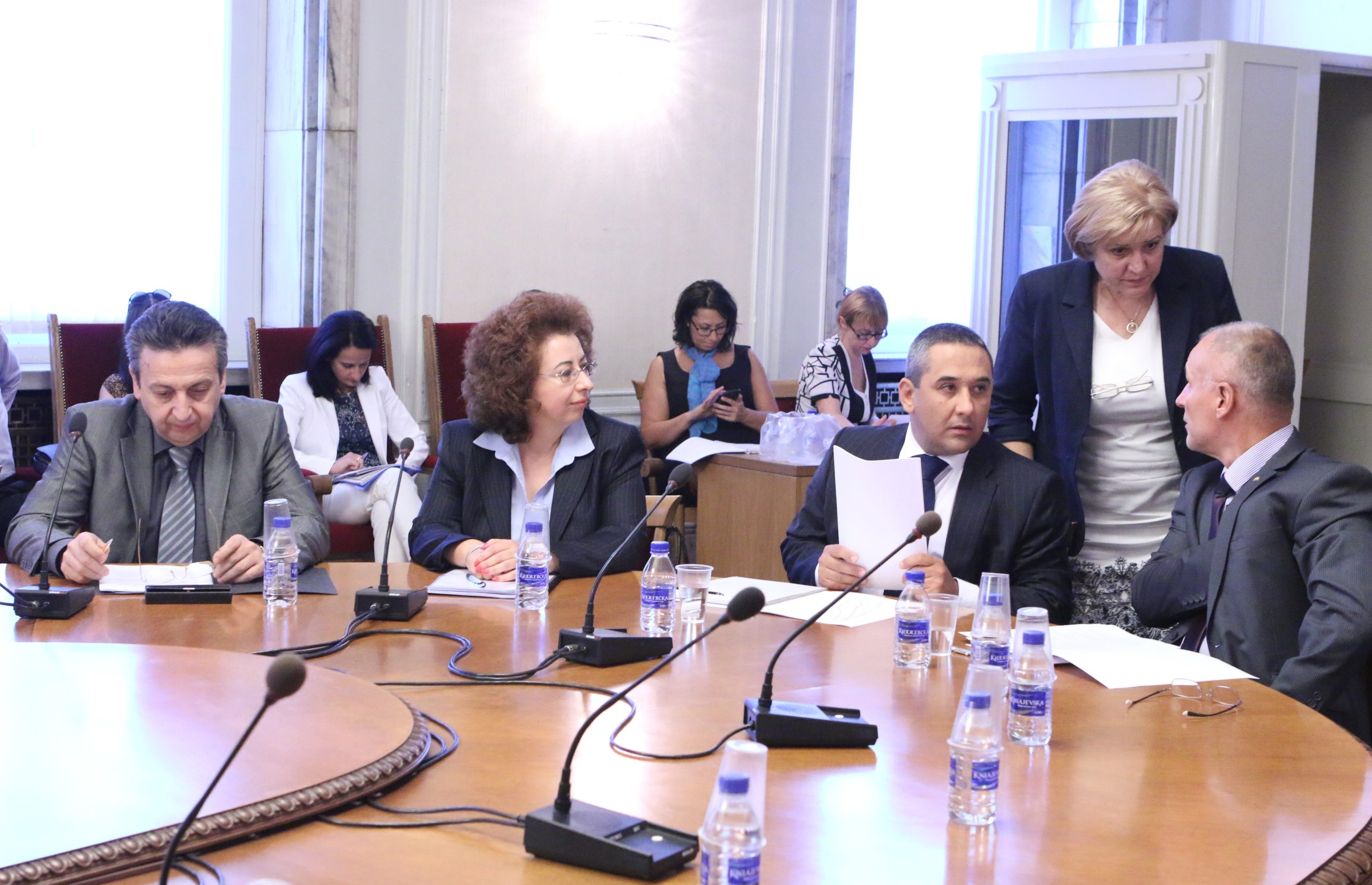 Парламент Комисия по бюджет и финанси Изслушване на кандидатите за подуправители на БНБ Нина Стоянова Димитър Костов Калин Христов Димитър Радев - управител на БНБ Менда Стоянова - председател на комисията по бюджет и финанси