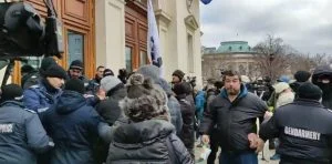 Протест пред Парламента напрежение