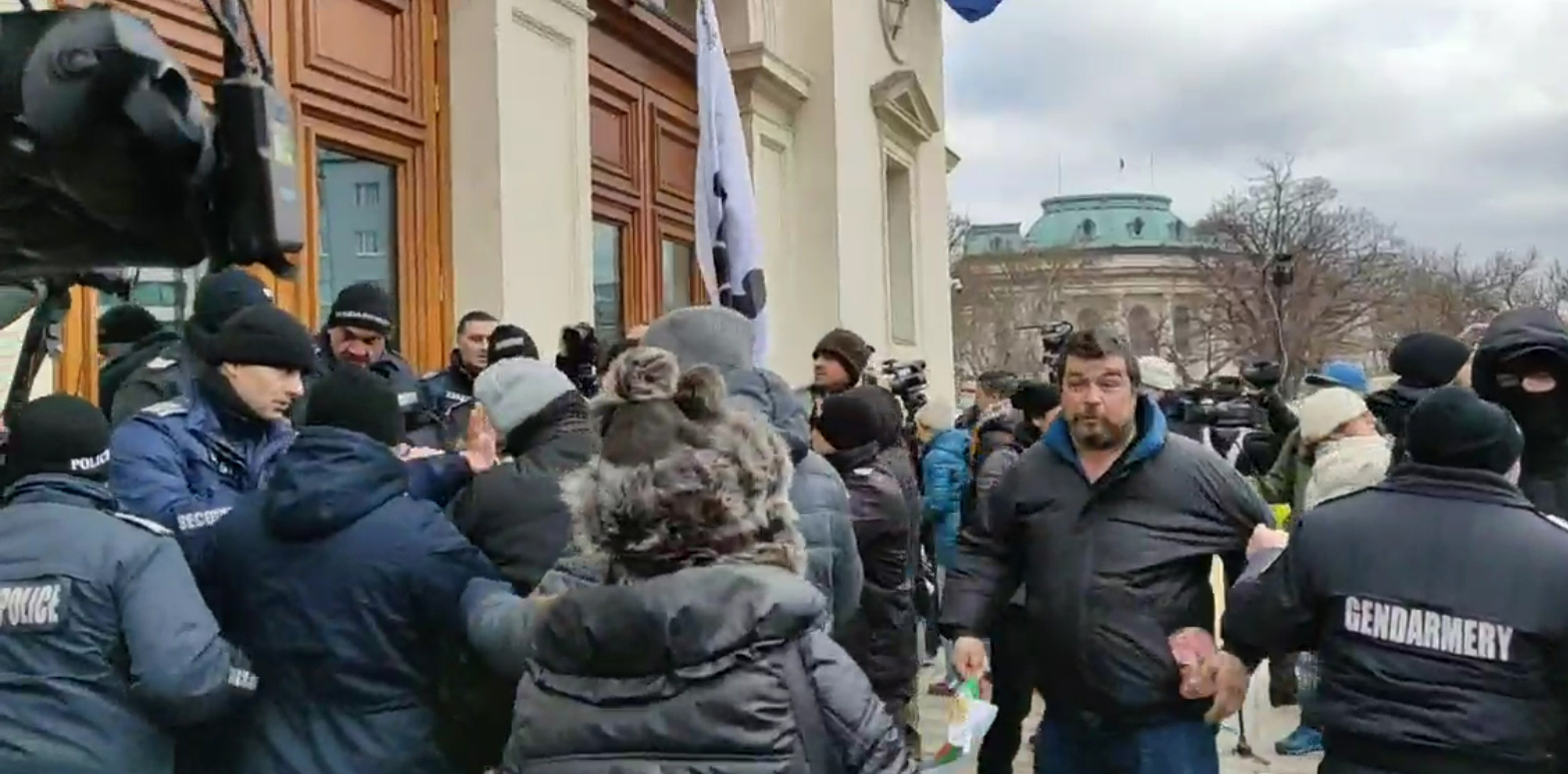 Протест пред Парламента напрежение