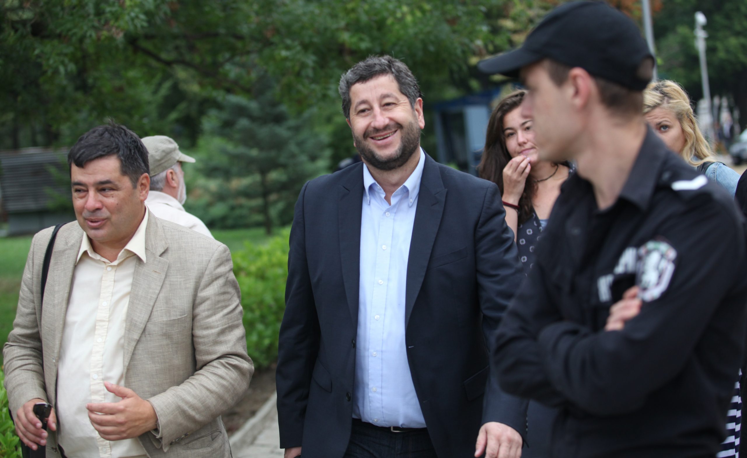 Протест пред Праламента "Няма да мълчим" - суджуци