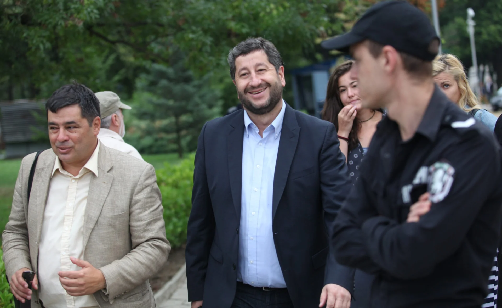 Протест пред Праламента "Няма да мълчим" - суджуци