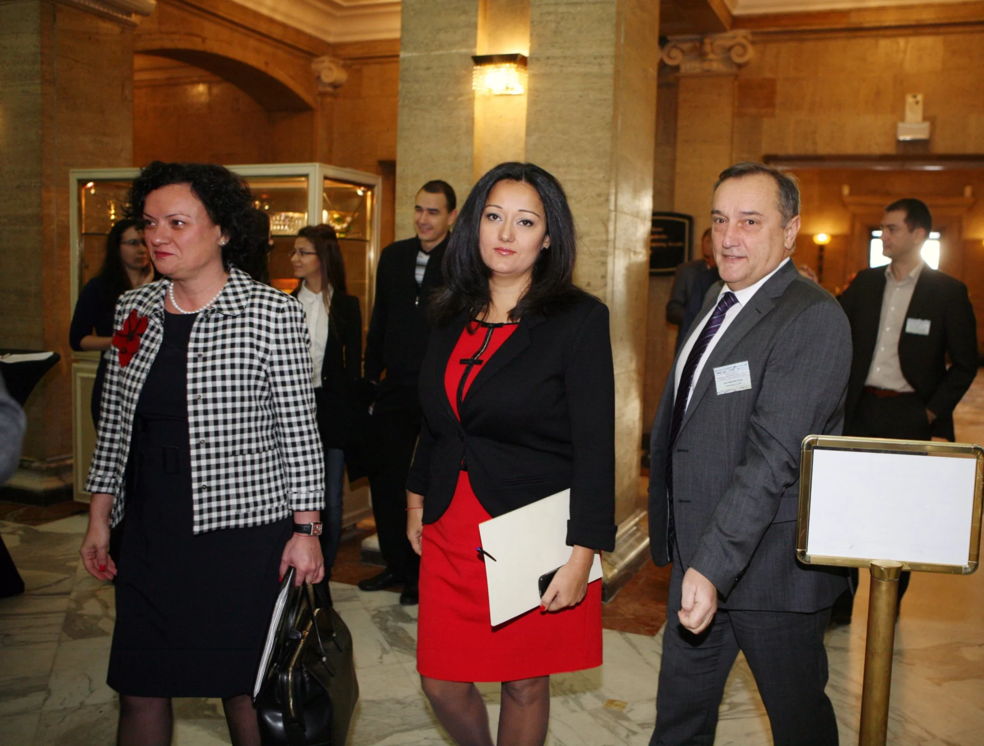 Национална конференция „Предизвикателства при изпълнението на обекти по ОПОС и ПРСР“. Форумът се организира от Камарата на строителите в България и Българска асоциация по водите.  Вече сме отправили покана към екипа на ЕК одитори да направят проверка дали сме изпълнили всички необходими условия средствата да бъдат отблокирани. Надяваме се да получим тяхната подкрепа и в края на месец януари средствата да бъдат отблокирани. Това заяви министърът регионалното развитие и благоустройство Лиляна Павлова. Ивелина Василева - министър на МОСВ Светослав Глосов - председател на КСБ