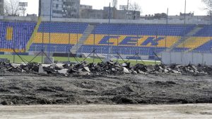 На стадион "Георги Аспарухов" оцелелите трибуни съжителстват с развалини.