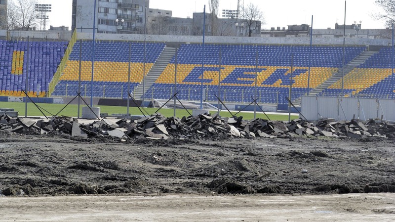 На стадион "Георги Аспарухов" оцелелите трибуни съжителстват с развалини.