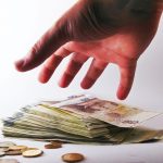 Ръка се протяга да сграбчи пари