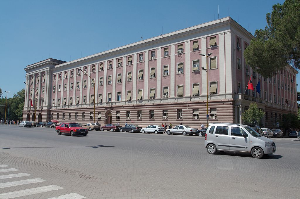 Сградата на парламента в Тирана