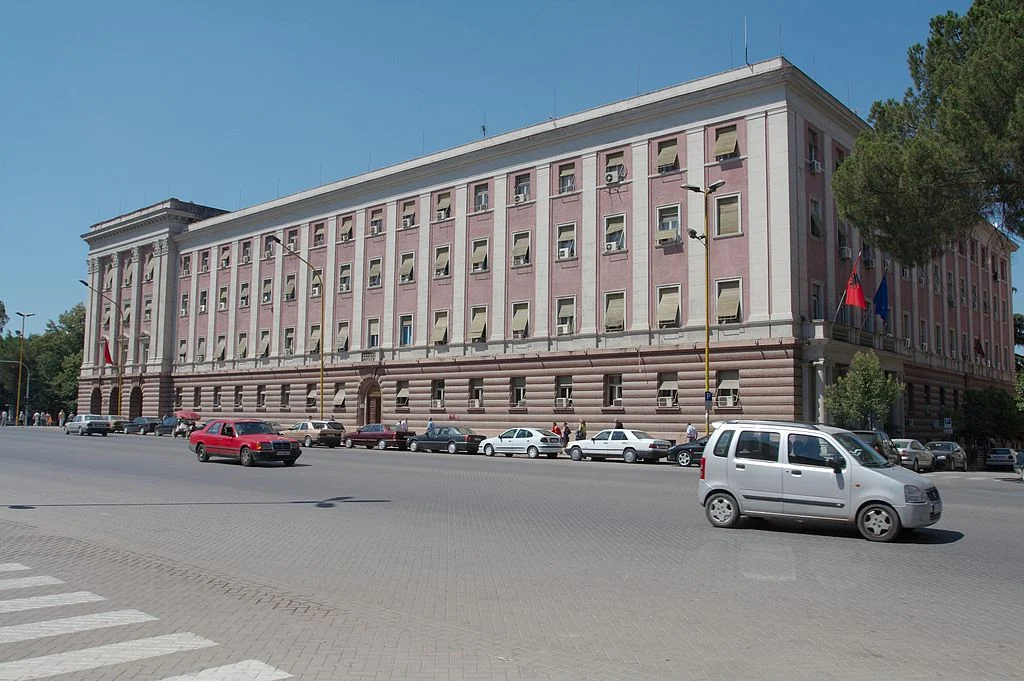 Сградата на парламента в Тирана