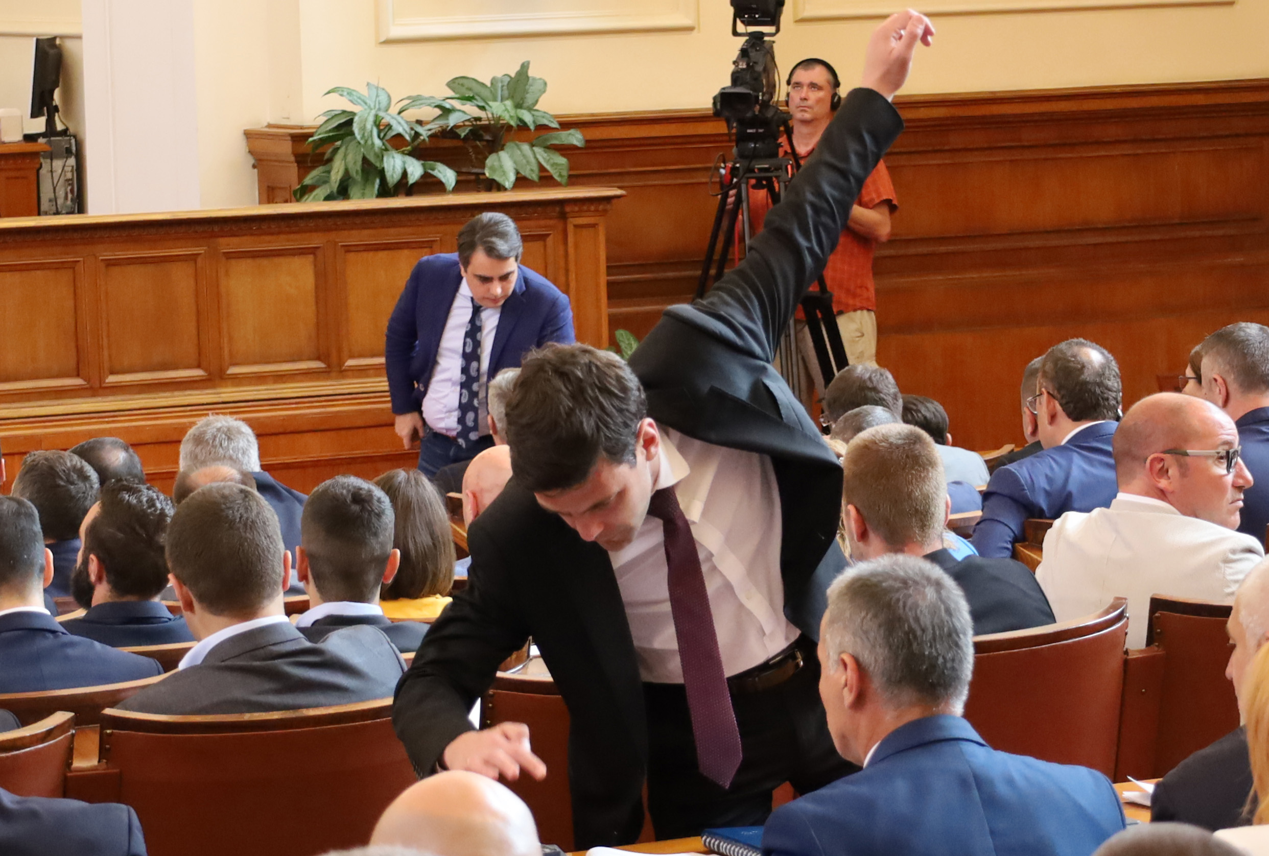 Парламент бюджет Никола Минчев