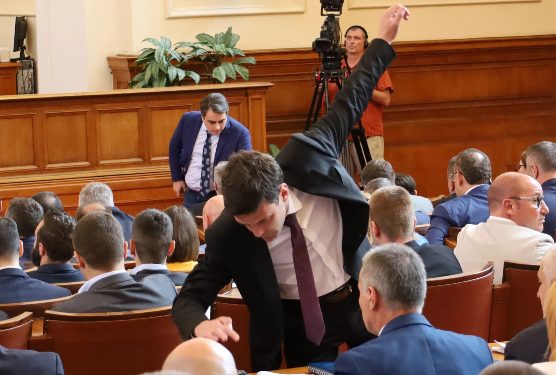 Парламент бюджет Никола Минчев