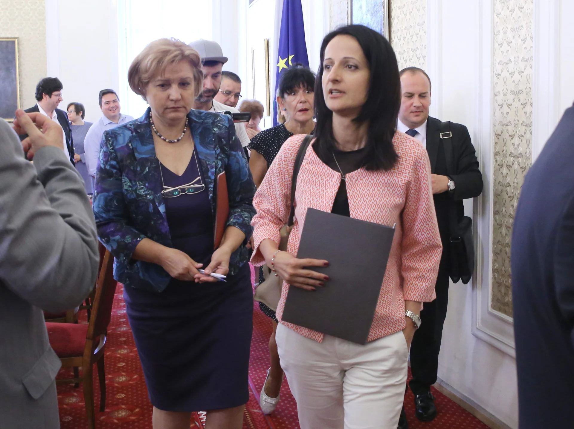 Парламент Карина Караиванова - изслушване на кандидата за председател на Комисията за финансов надзор. Менда Стоянова