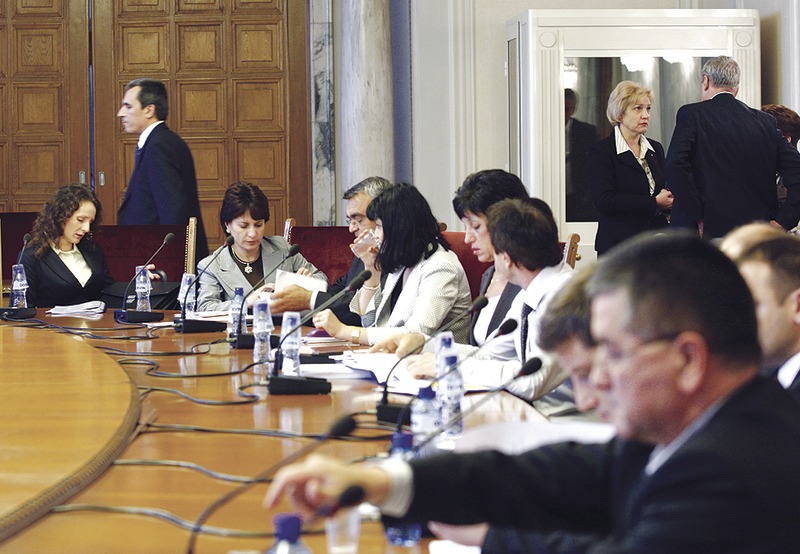 Опозицията в парламента се опита да вкара бюджета за 2012-а в капана на популизма.