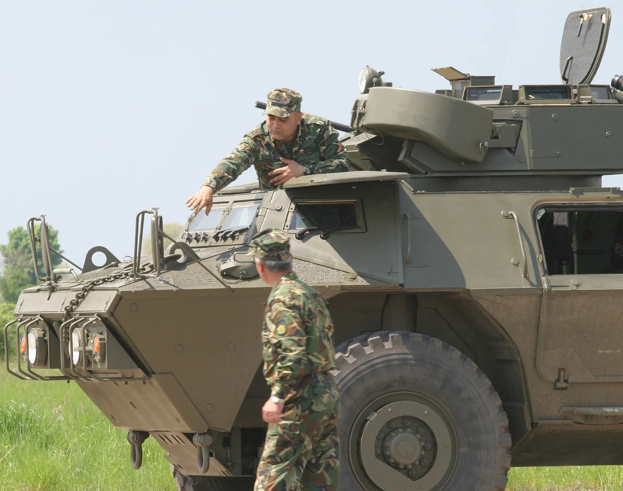 Представяне на нов танк военни войници полигон