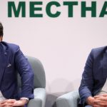 Министърът на финансите Асен Василев (вляво) и министърът на регионалното развитие и благоустройството Андрей Цеков на форума "Общините - перспектива 2027. Правителство, местна власт бизнес. Среща на местната власт с изпълнителната власт.“