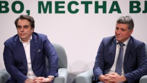 Министърът на финансите Асен Василев (вляво) и министърът на регионалното развитие и благоустройството Андрей Цеков на форума "Общините - перспектива 2027. Правителство, местна власт бизнес. Среща на местната власт с изпълнителната власт.“