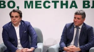 Министърът на финансите Асен Василев (вляво) и министърът на регионалното развитие и благоустройството Андрей Цеков на форума "Общините - перспектива 2027. Правителство, местна власт бизнес. Среща на местната власт с изпълнителната власт.“