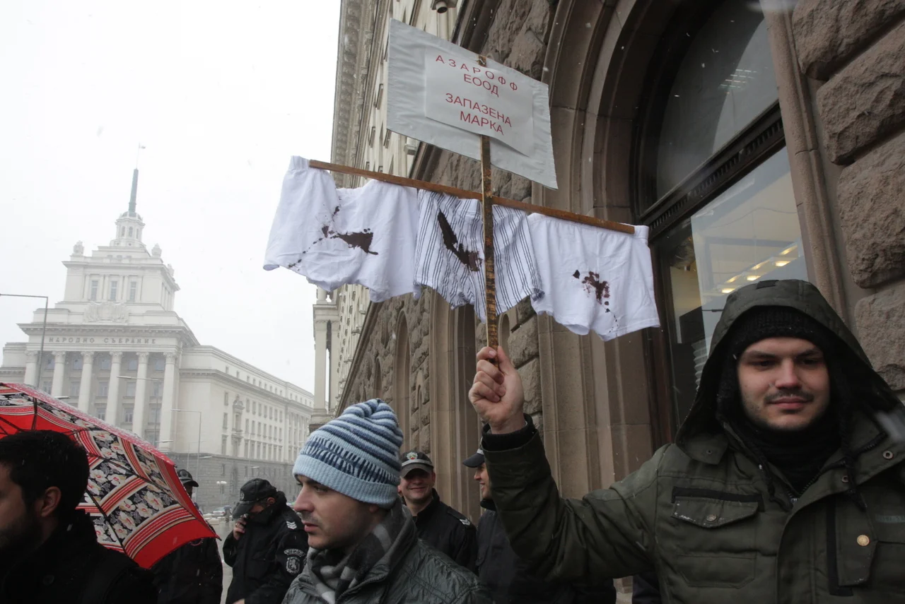 “Младите български учени свикват протест пред МОН на 5 декември в 11 ч. срещу замазването от министър Игнатов на скандала с Фонд “Научни изследвания”.
