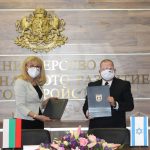 Министър Петя Аврамова и посланикът на Израел Йорам Елрон подписаха споразумение между двете правителства.
