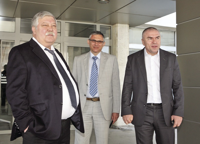 Веселин Марешки (вдясно) щедро обещава революция и безплатни лекарства.