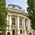 Бронзови фигури на братя Христо и Евлоги Георгиеви на входа на СУ. Софийски университет
