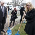 Министърът на младежта и спорта Красен Кралев направи във вторник първа копка за изграждането на „Образователно-спортен комплекс Лозенец“.