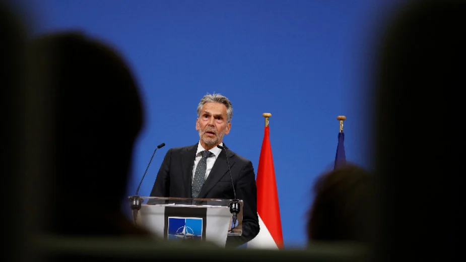 Премиерът на Нидерландия Дик Схоф обяви, че подава оставка