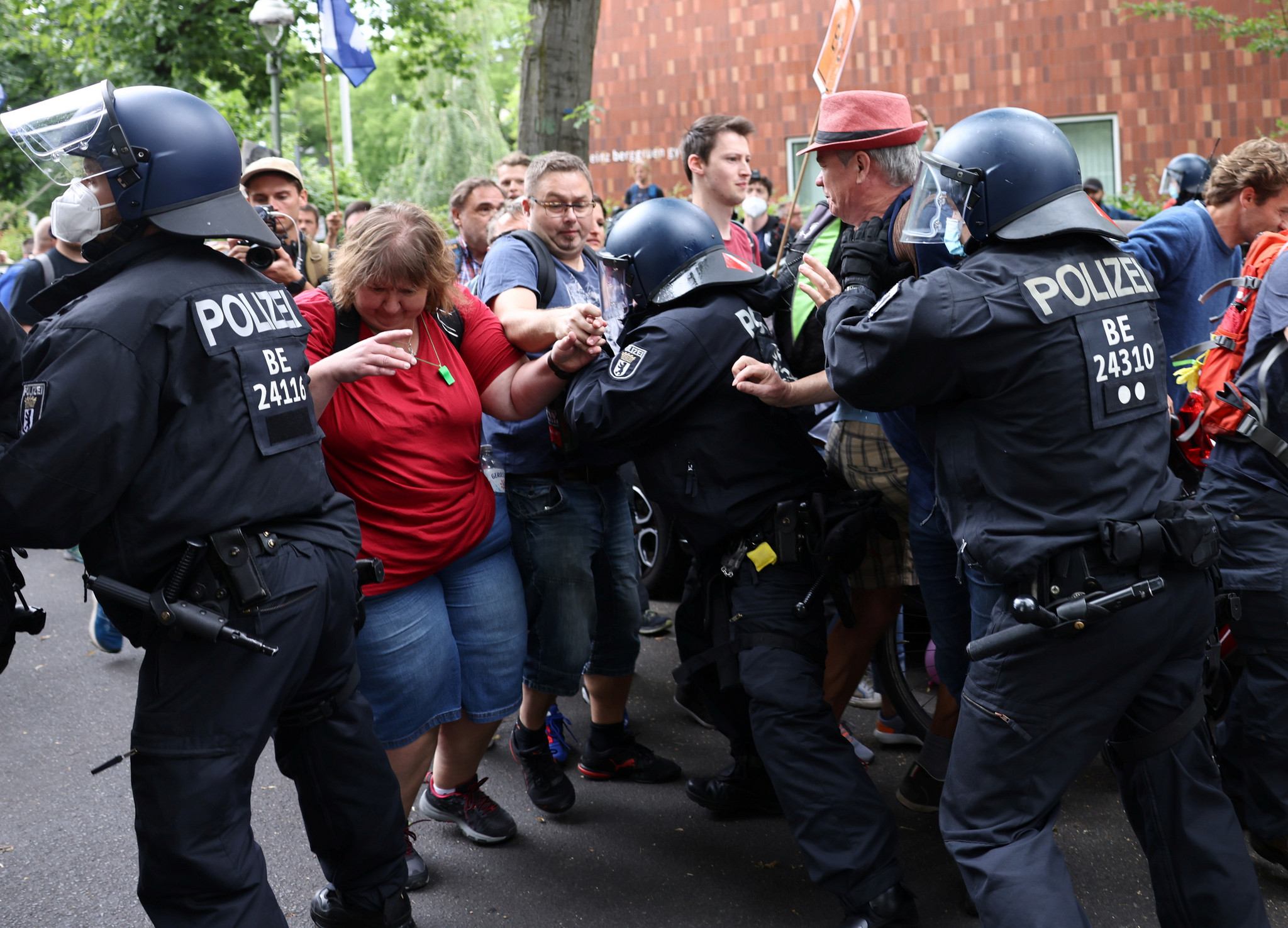 берлин германия протест ограничения коронавирус