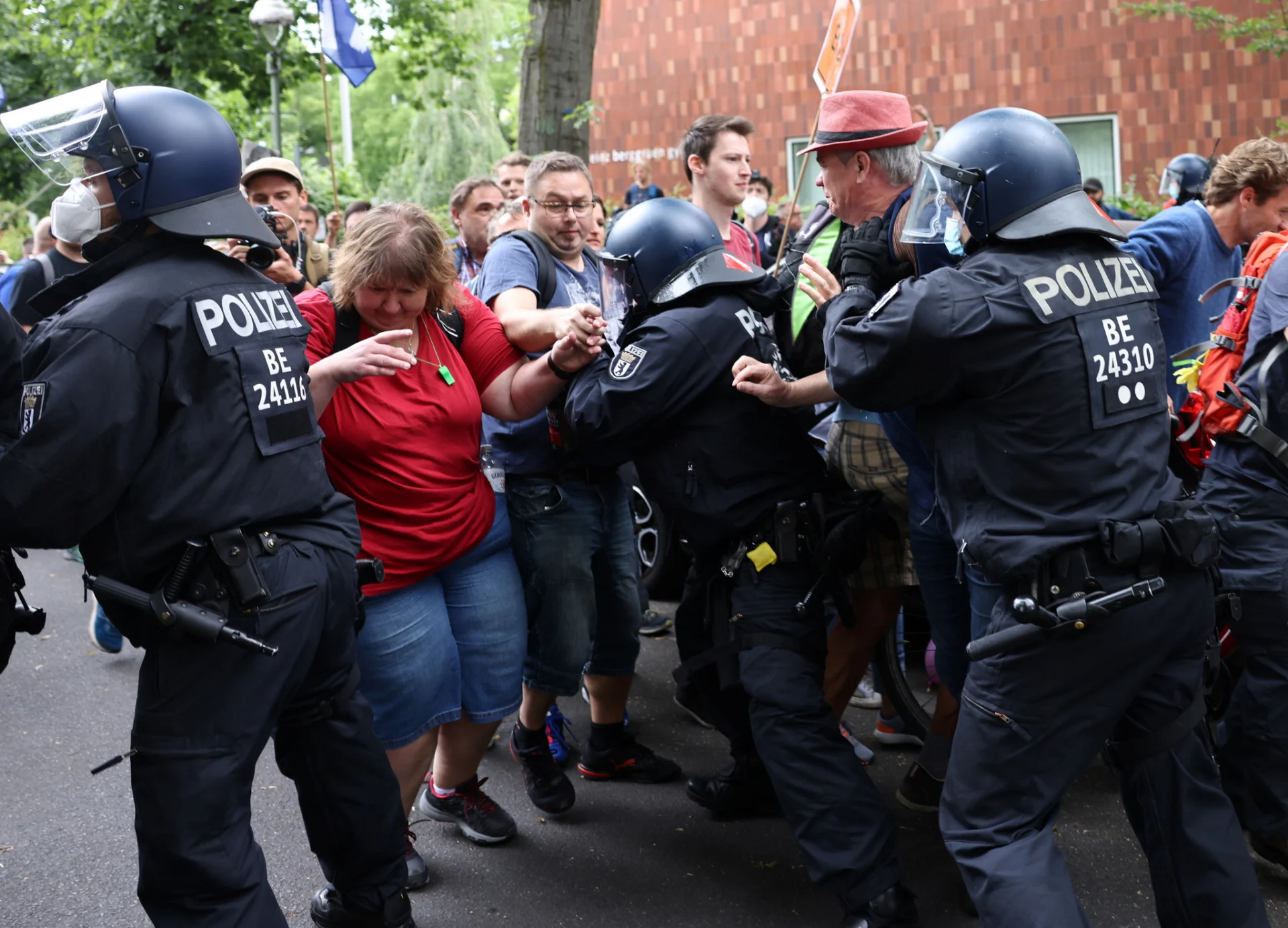берлин германия протест ограничения коронавирус