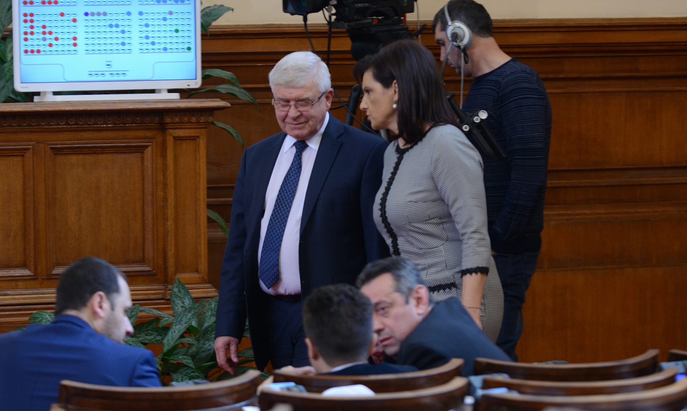 Парламент Кирил Ананиев Даниела Дариткова