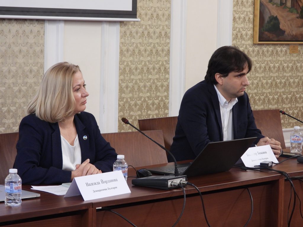 Според Божанов данните, веднъж записани на флашката, са завинаги 3 дискусия