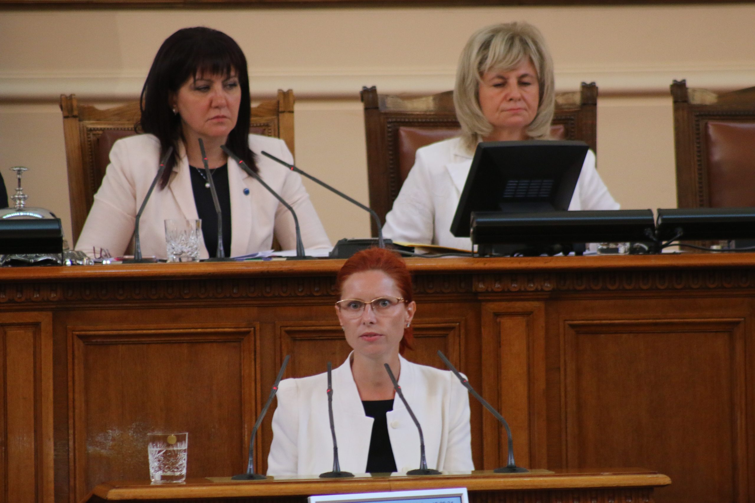Парламент извънредно заседание Ралица Агайн