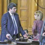 Финансовият министър Петър Чобанов и заместник-министър Людмила Елкова за пореден път трябваше да изслушат политиканстването на депутатите на тема бюджет по време на извънредното заседание на парламента във вторник (29 юли).