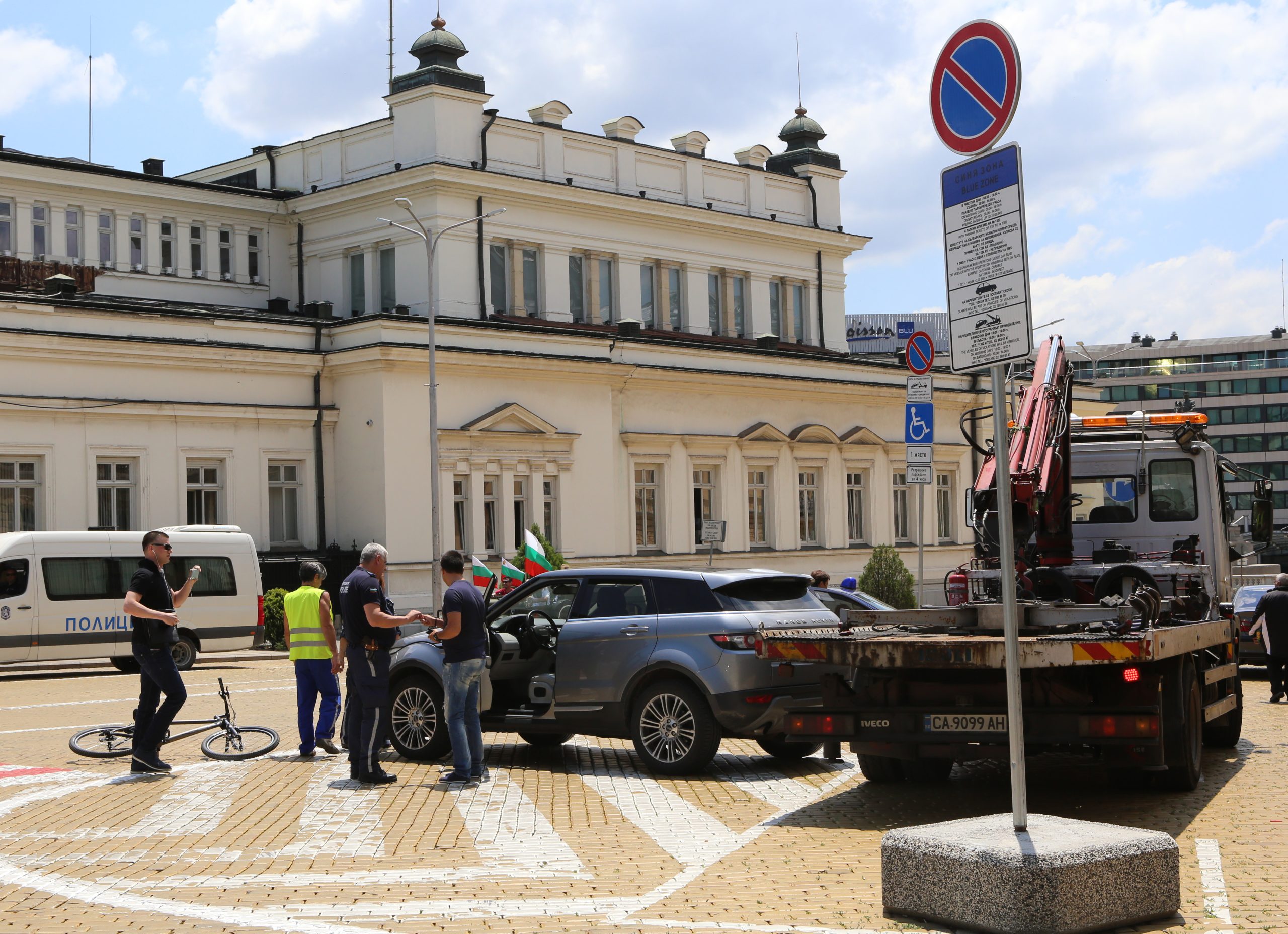 Йордан Цонев джип Парламент неправилно паркиране