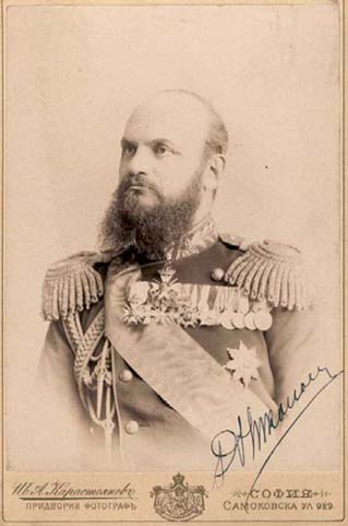 генерал Данаил Николаев в парадна униформа.