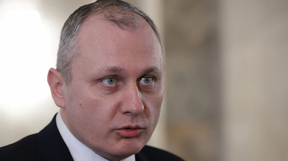 Ресорният министър е готов да освободи директора на "Информационно обслужване", ако "е превишил правата си"