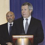 Посланик Джеймс Уорлик анонсира откриването на новия офис в присъствието на регионалния шеф на ДЕА Марк Дестито.