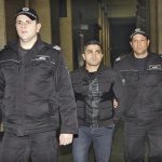 Борецът в обятията на полицията.