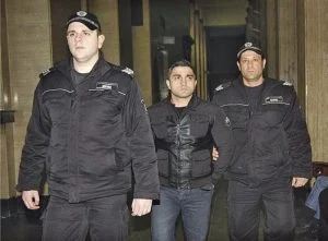 Борецът в обятията на полицията.