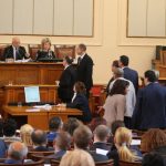 Парламент скандал