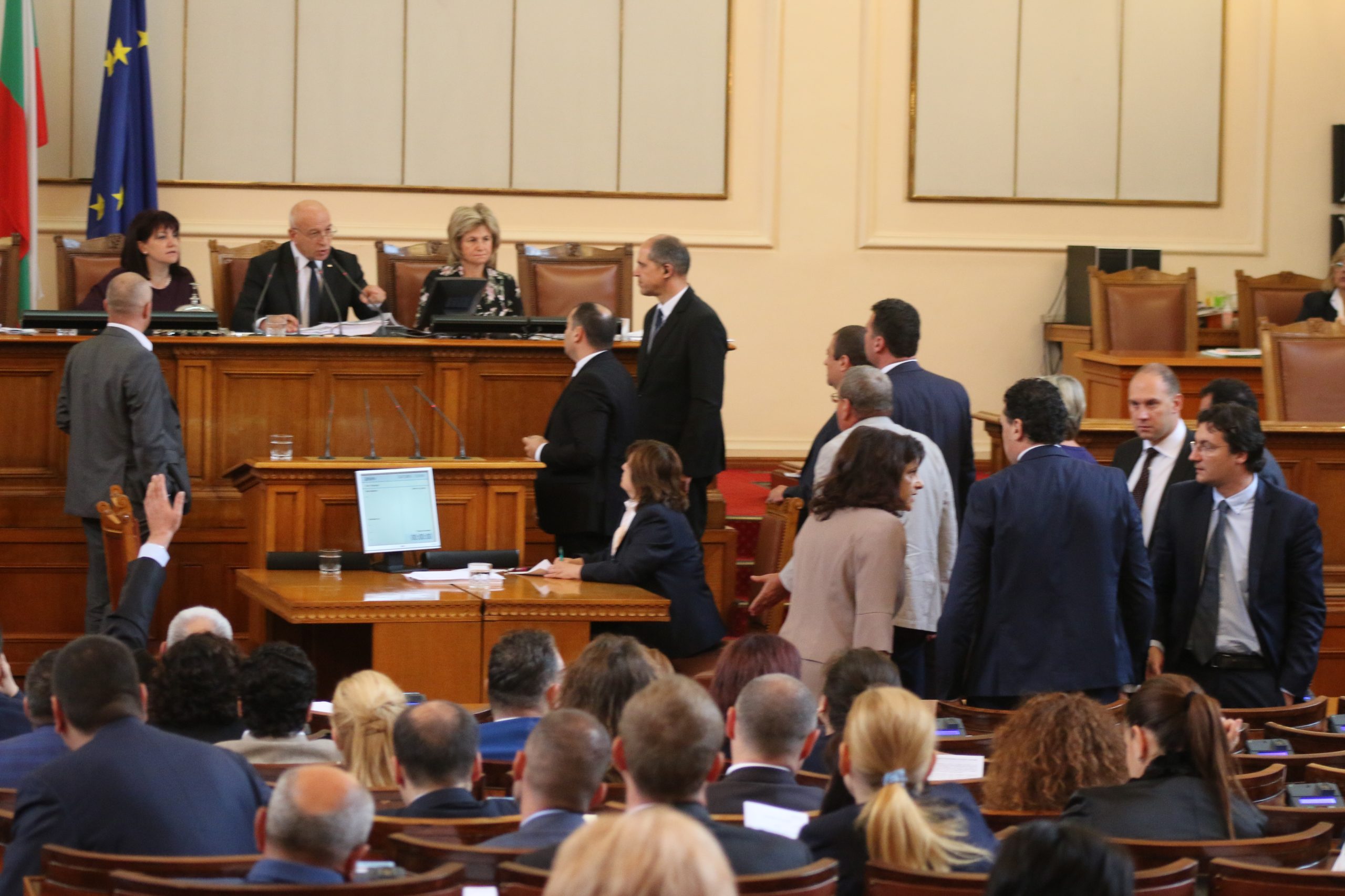 Парламент скандал