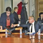 Заместник-министърът на финансите Людмила Петкова запознава председателят на парламентарната Комисия по бюджет и финанси Йордан Цонев с ефектите