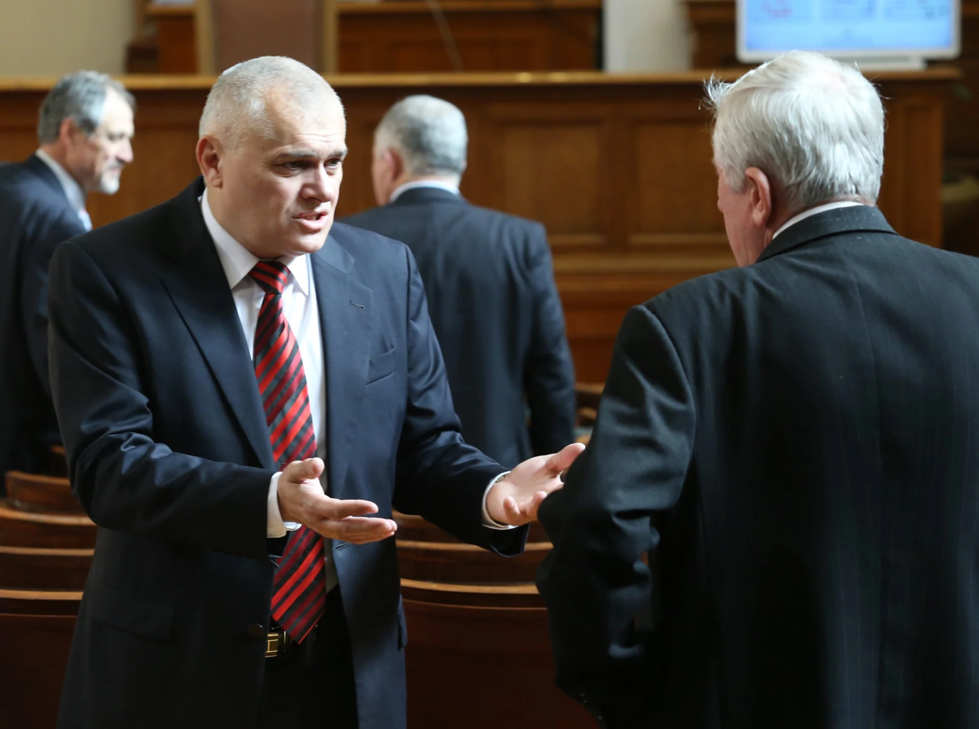 Парламент Валентин Радев