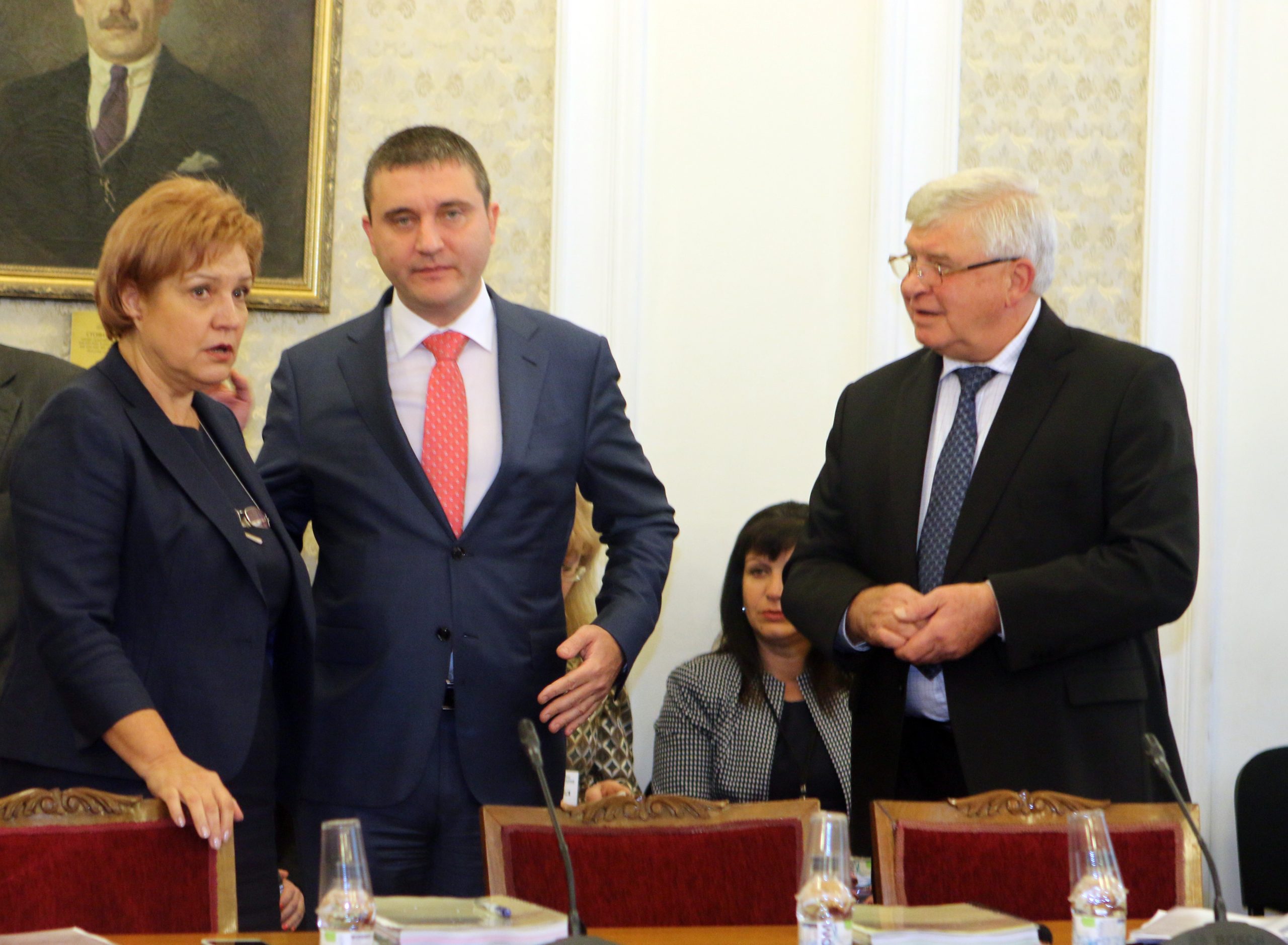 Парламент комисия по бюджет и финанси Владислав Горанов Менда Стоянова