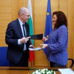 Служебният вицепремиер по еврофондовете Малина Крумова и представителят на Световната банка за България Тони Томпсън