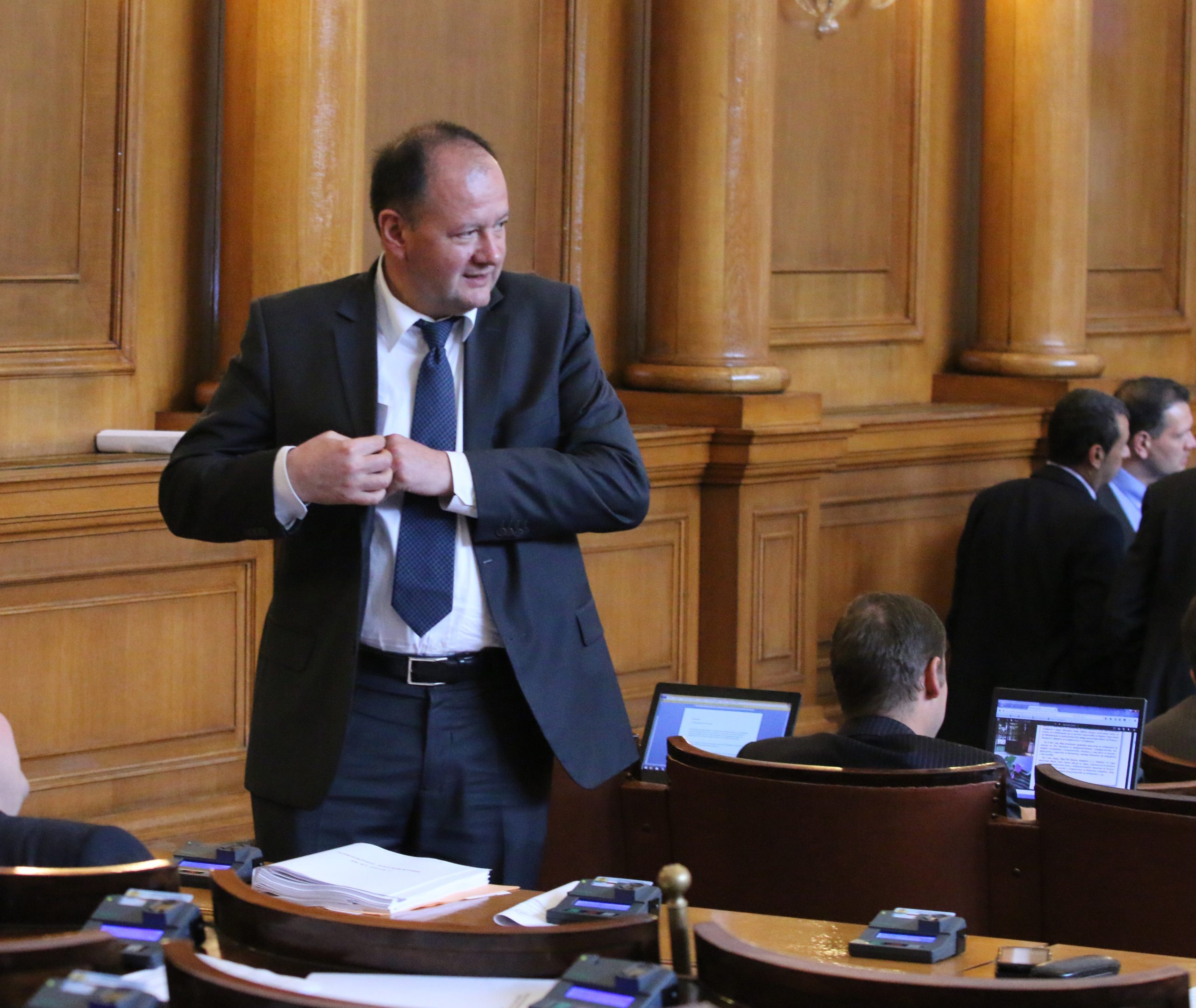 Парламент Михаил Миков