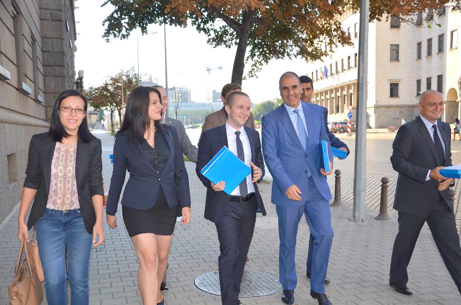 Цветан Цветанов регистрира в ЦИК ГЕРБ за местните избори