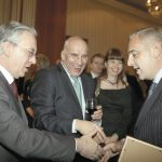 Главният изпълнителен директор на “Societe Generale Експресбанк” Антоан Тусен (вдясно) приема поздравления от колегите си от “УниКредит Булбанк” Левон Хампарцумян и Андреа Казини за присъдената му награда “Банкер на годината”.