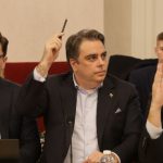 Депутатите от ПП-ДБ Венко Сабрутев, Асен Василев и Мартин Димитров (от ляво надясно) на заседанието на Комисията по бюджет и финанси