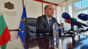 спасителен план, Министърът на културата отрича да е подписвал одобряването на разходите в Смолян и в Разград