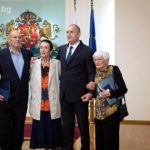 Президентът Румен Радев с отличените Иванка Антонова (вдясно)