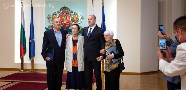 Президентът Румен Радев с отличените Иванка Антонова (вдясно)